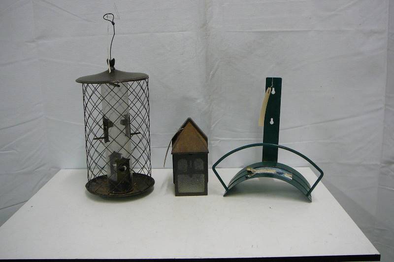 lot 6 image: Large Bird Feeder