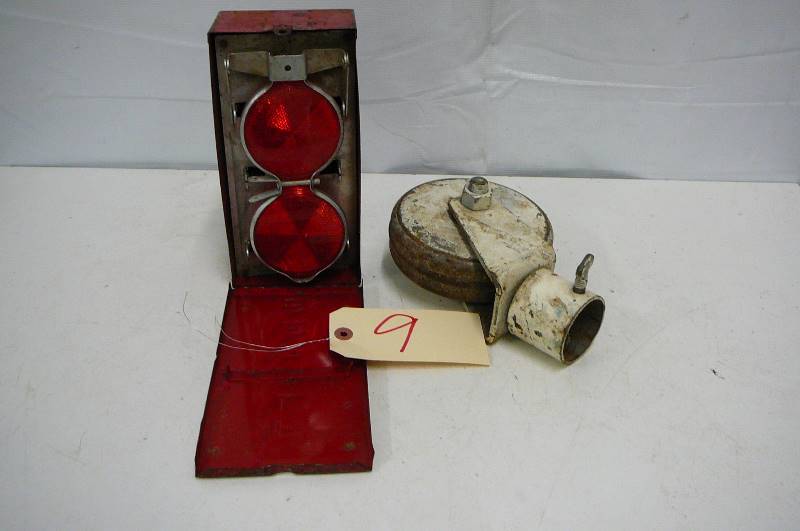 lot 9 image: Safety Flares & Camp tong jack wheel