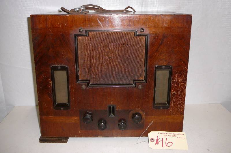 lot 16 image: Vintage Radio