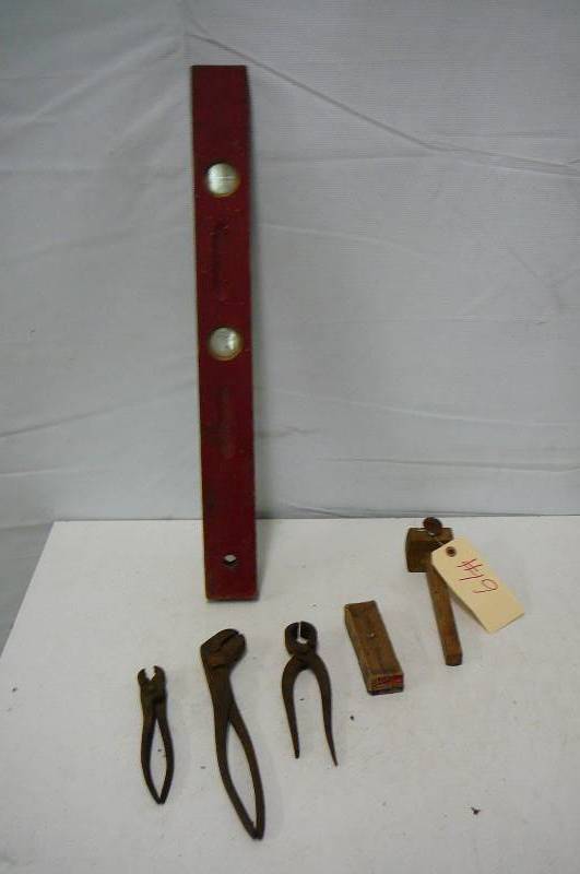 lot 19 image: Vintage Items