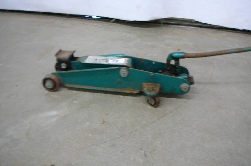 lot 53 image: Floor Jack