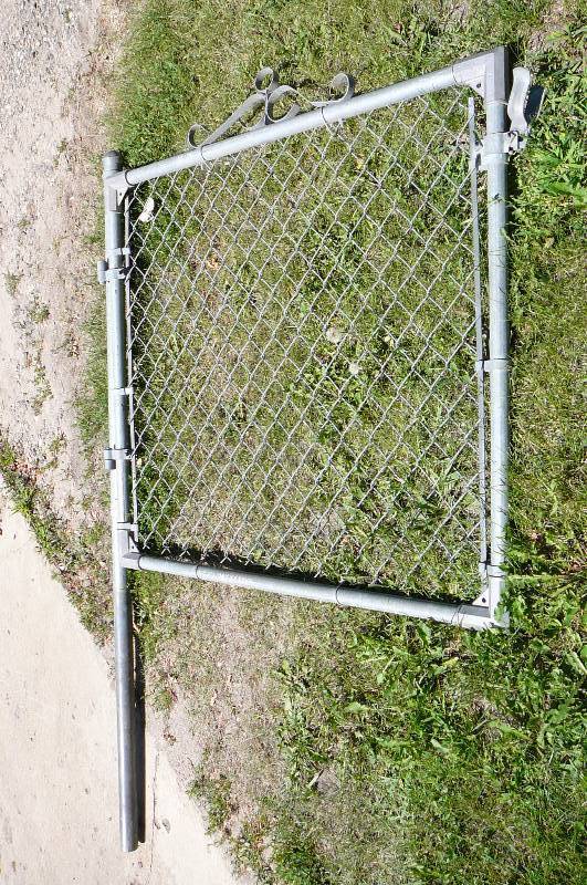 lot 59 image: Chain Link Fence Gate With Post
