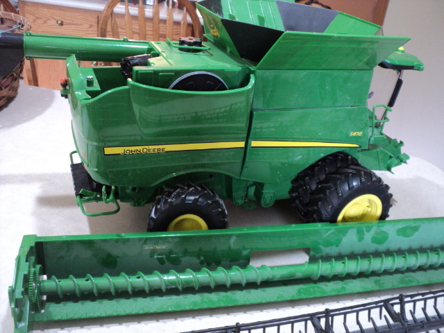 John Deere 5670 combine toy...