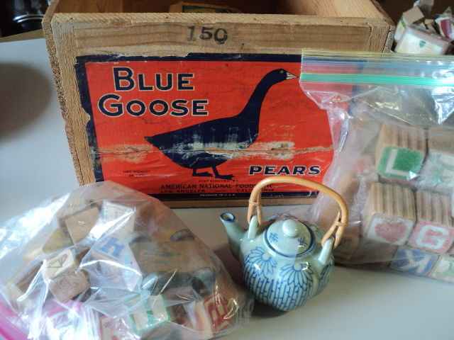 Blue Goose wood box and wood buildi...