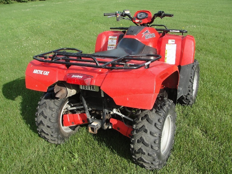 lot 2 image: 2009  ARTIC  CAT  700 EFI  4-WHEELER