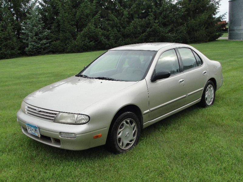 lot 3 image: 1997 NISSAN ALTIMA