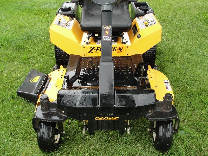 lot 4 image: CUB CADET 2 FORCE ZERO-TURN LAWN MOWER