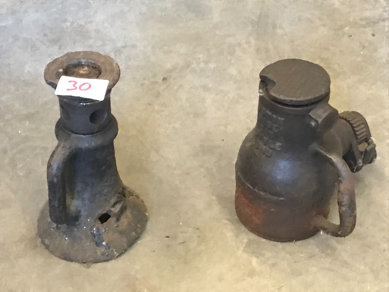lot 30 image: (2) Heavy Duty Bell Jacks ...