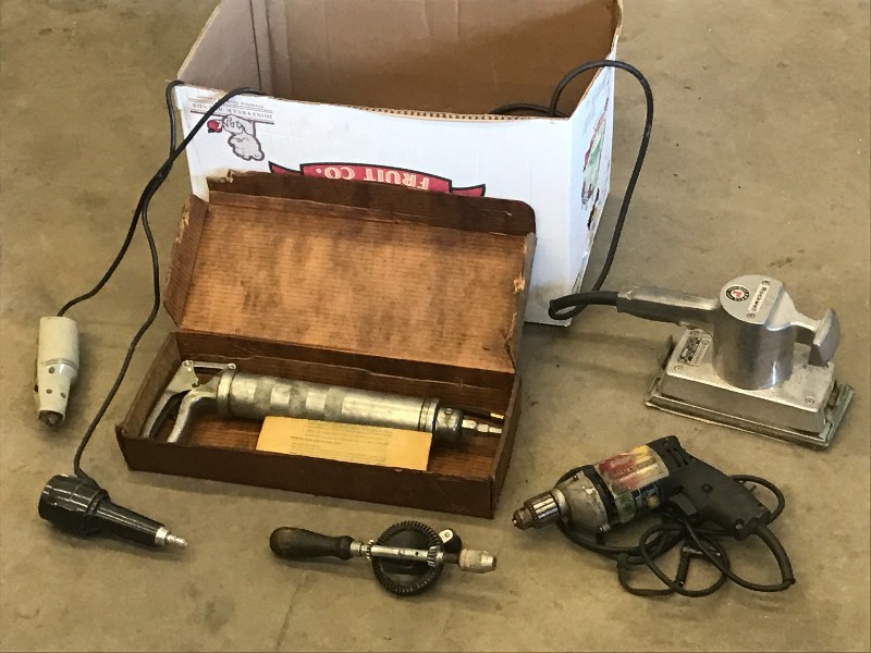 lot 36 image: Box Of Assorted Power Tools & Greas...