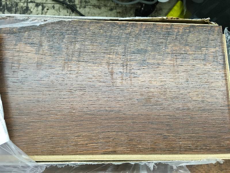 TOASTED CINNAMON OAK LAMINATE FLOORING, 10 PLANKS, 20 SQ FEET, RETAIL $36.99