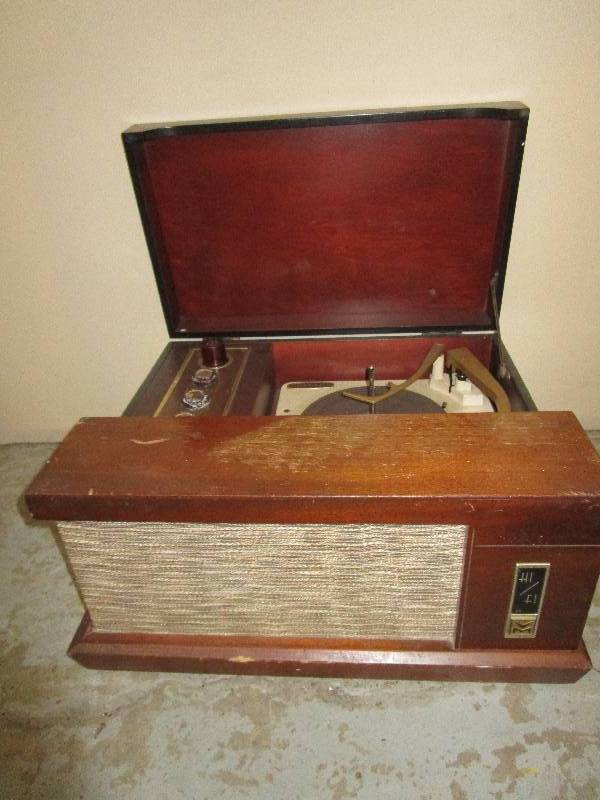 Stero Hi-Fi by VM Model 564 the Fidelis record player
