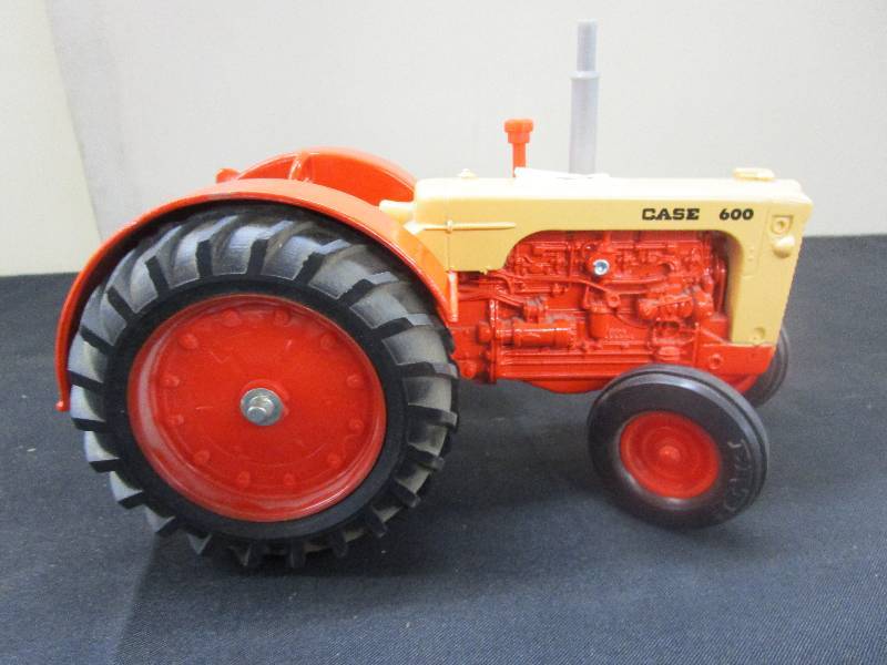 Case 600 metal tractor Ertl made in USA