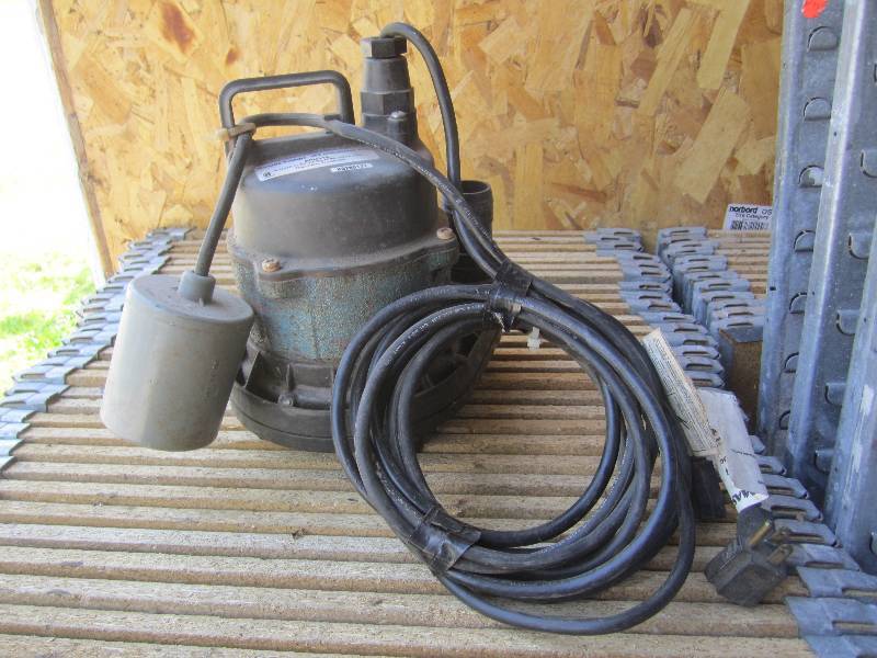lot 8 image: Pump Master Submersible Pump with F...