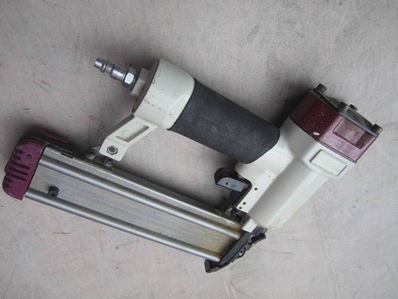 lot 26 image: 18 Gauge TrimBrad Nailer  RED...