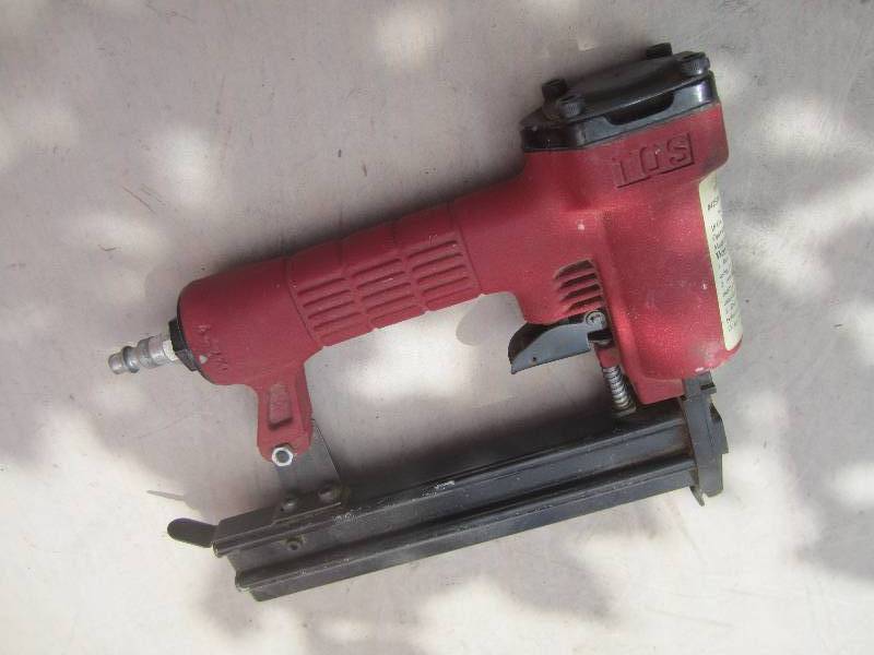 lot 27 image: 18 Gauge TrimBrad Nailer  RED...