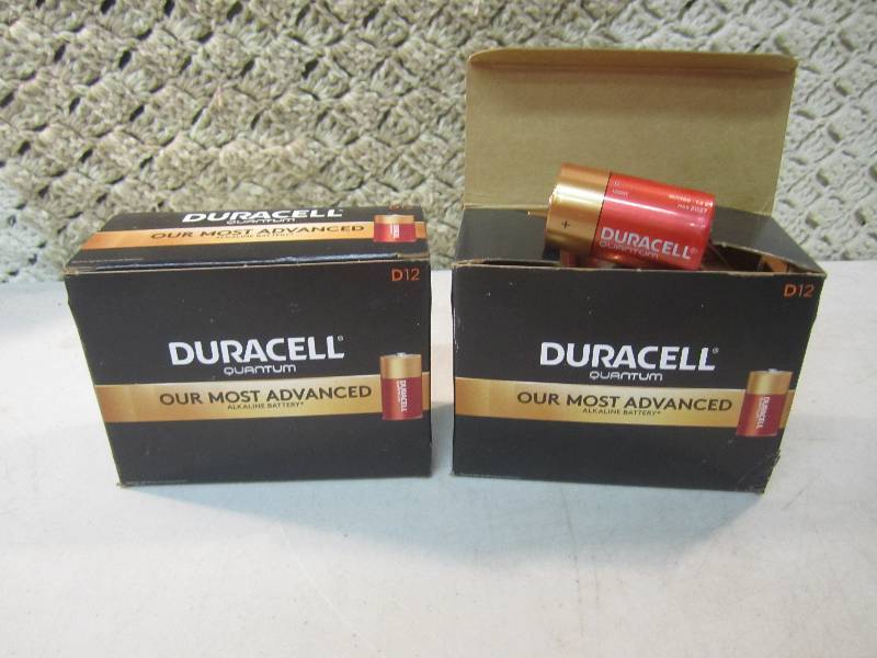 lot 69 image: 24 Duracell Quantum D Size Batterie...