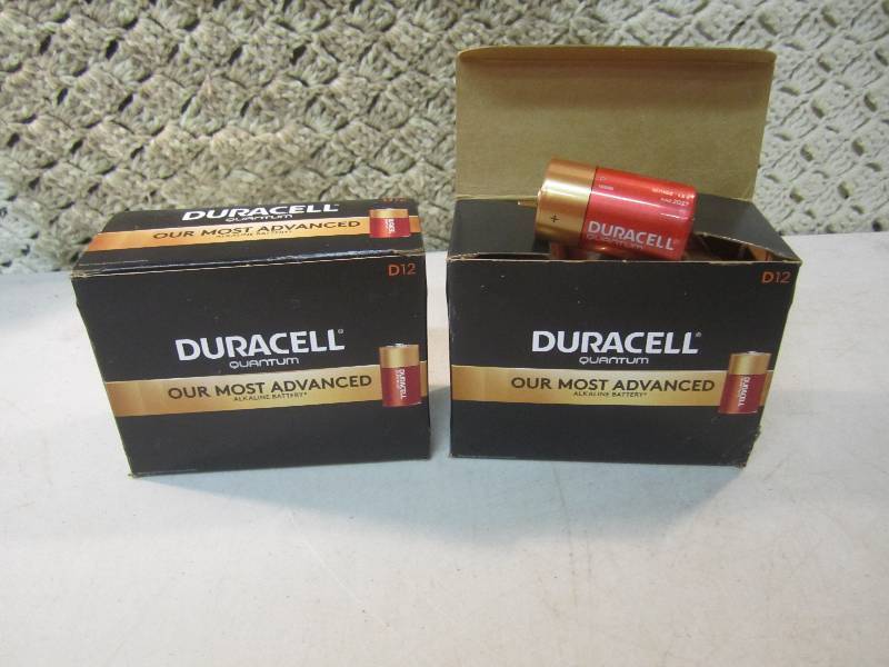 lot 70 image: 24 Duracell Quantum D Size Batterie...