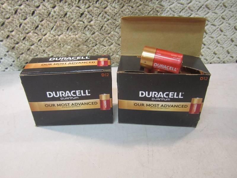 lot 71 image: 24 Duracell Quantum D Size Batterie...