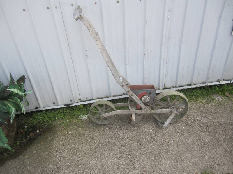 lot 204 image: Planter HR...