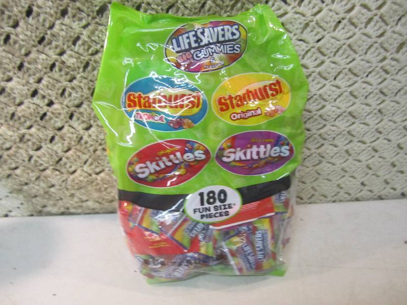 lot 226 image: Big Bag of Mixed Fun Size Candy 180...