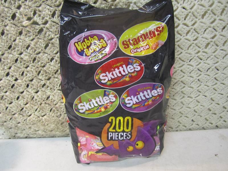 lot 227 image: Big Bag of Mixed Candy 200 pieces. ...