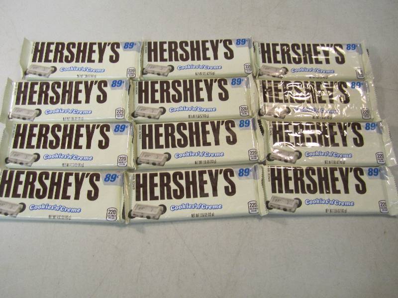 lot 296 image: 12 Hersheys Cookies N Creme Candy...