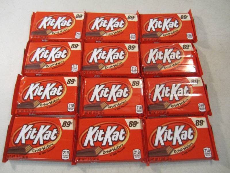 lot 297 image: 12 Kit Kat Candy Bars Best by Aug 2...