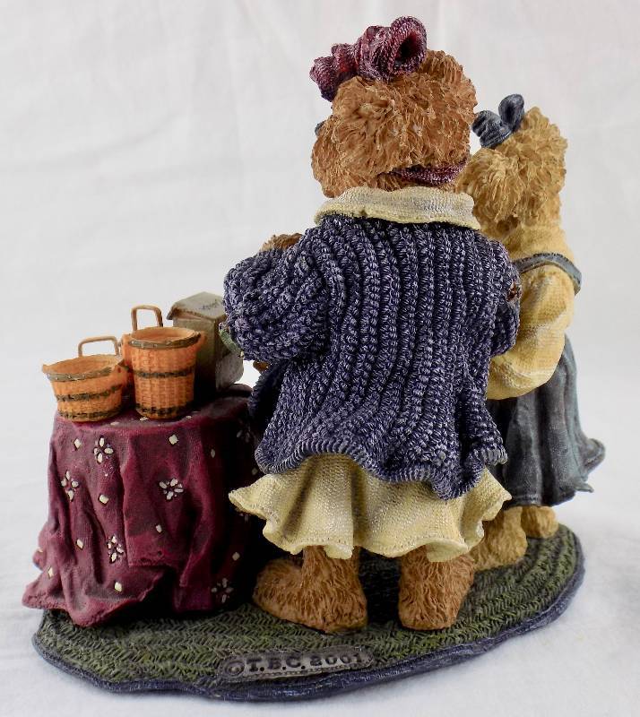 lot 10 image: Very Hard to Find - The Langaberger Collectors Club - Boyds Collectable Resin Bears