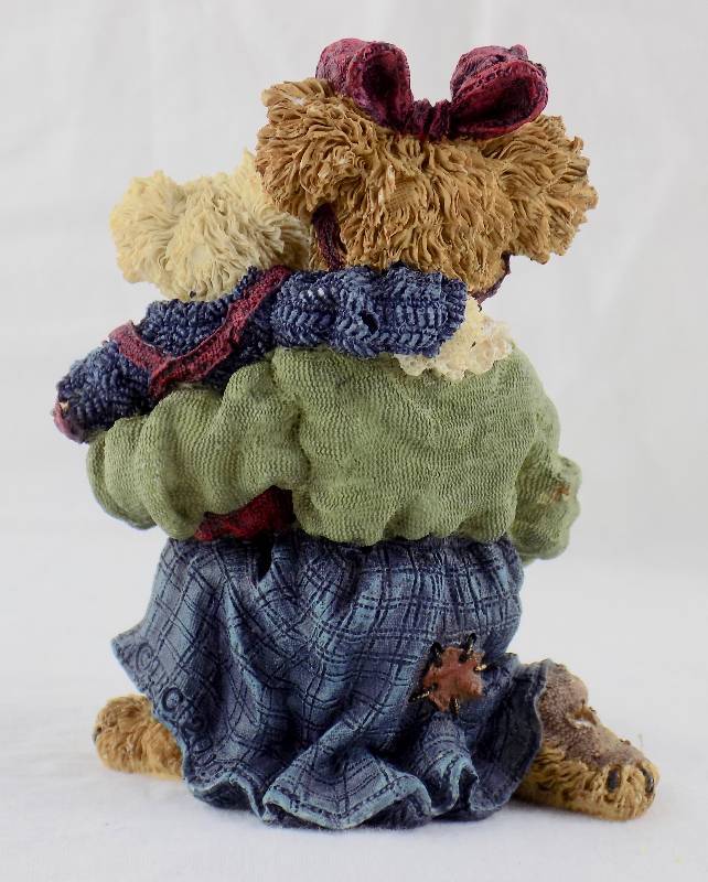 lot 12 image: Very Collectable Boyds Resin Bear - 2000 Teach Me to Tie