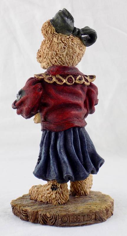 lot 13 image: Very Collectable Boyds Resin Bear - 1999 Justina...The Choir Singer