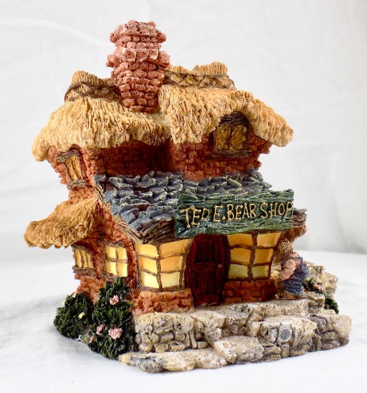 lot 16 image: Collection of (2) Boyds Resin Bear Figurines Ted E. Bear Shop & Believe Bear OrnamentResin