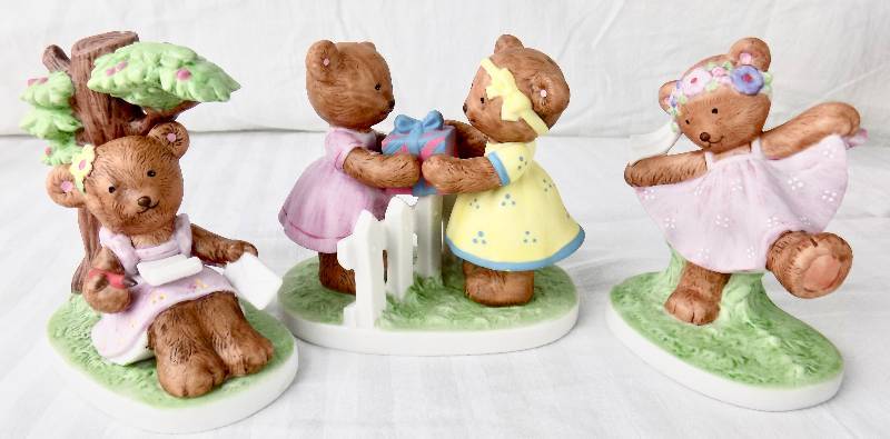 lot 19 image: Collection of (29) -  VintageBear Figurines