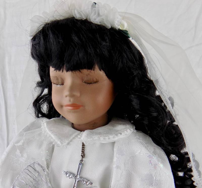 lot 21 image: Very Lovely Collectable Confirmation Doll with a kneeling cushion