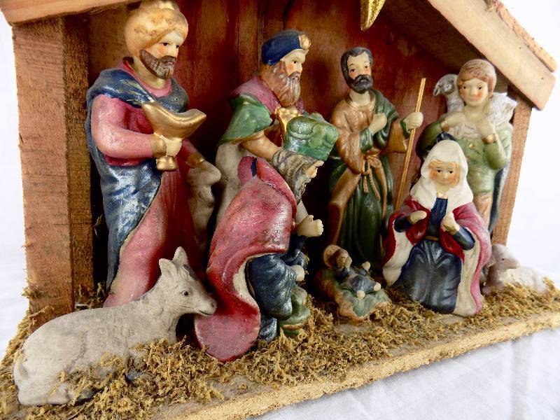 lot 23 image: Very Nice Vintage Nativity Scene
