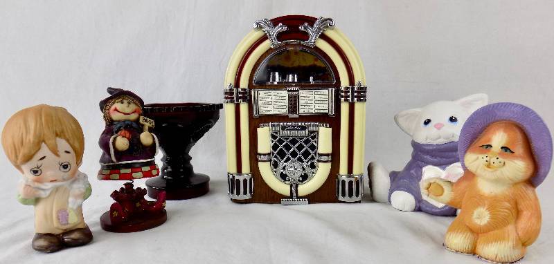 lot 27 image: Small Vintage AMFM Jukebox Radio and (6) Collectable and Decorative Items