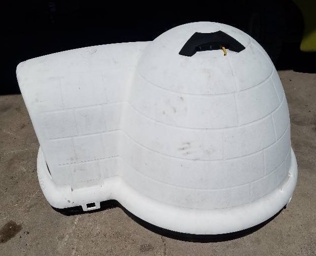 lot 15 image: Dogloo Dog House