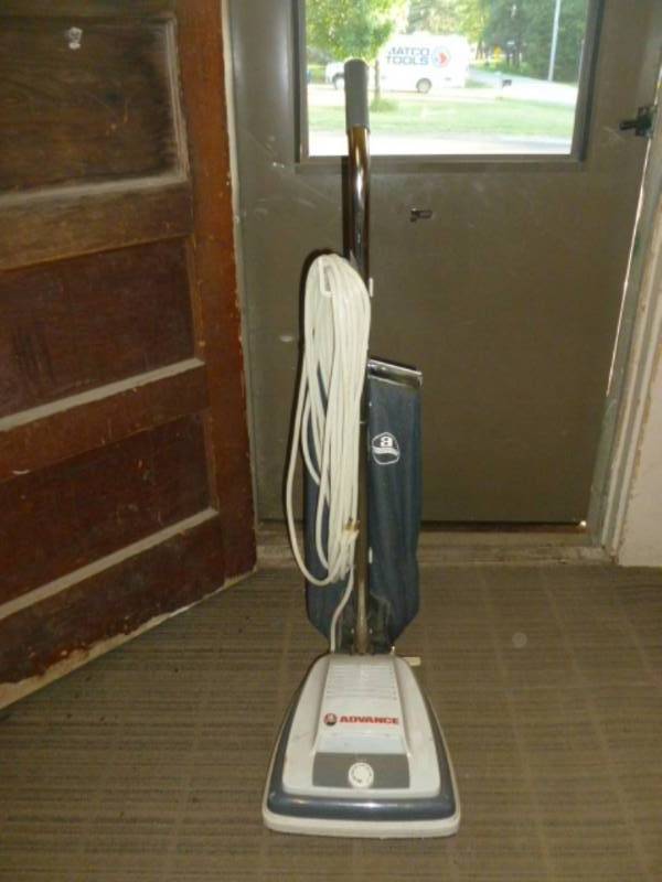 lot 18 image: Vacuum Cleaner