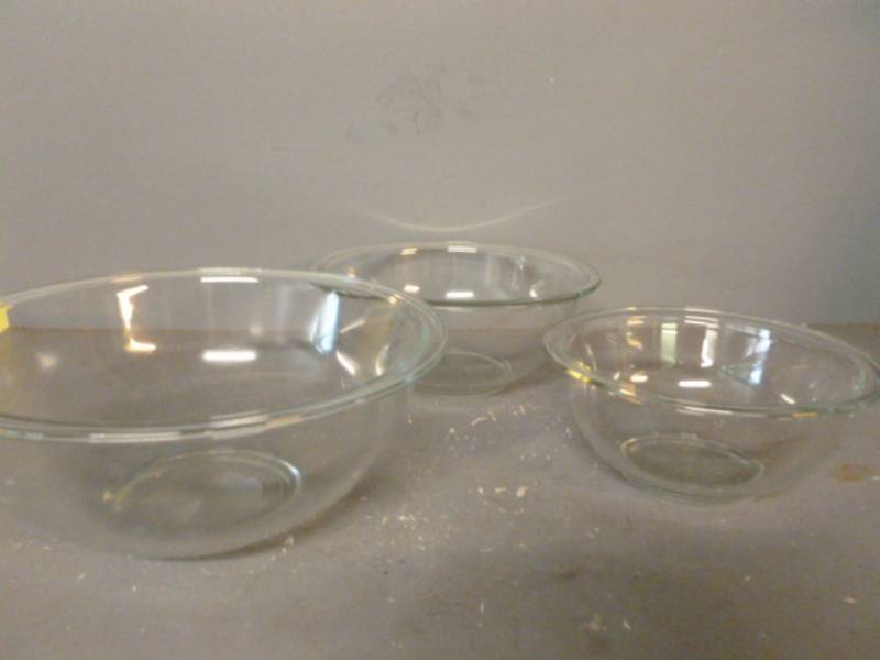 lot 142 image: Pyrex Mixing Bowl Set