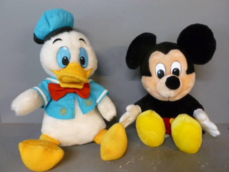 lot 152 image: Disney Collectible