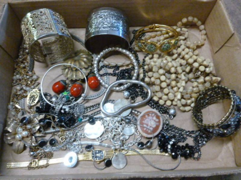 lot 175 image: Jewelry