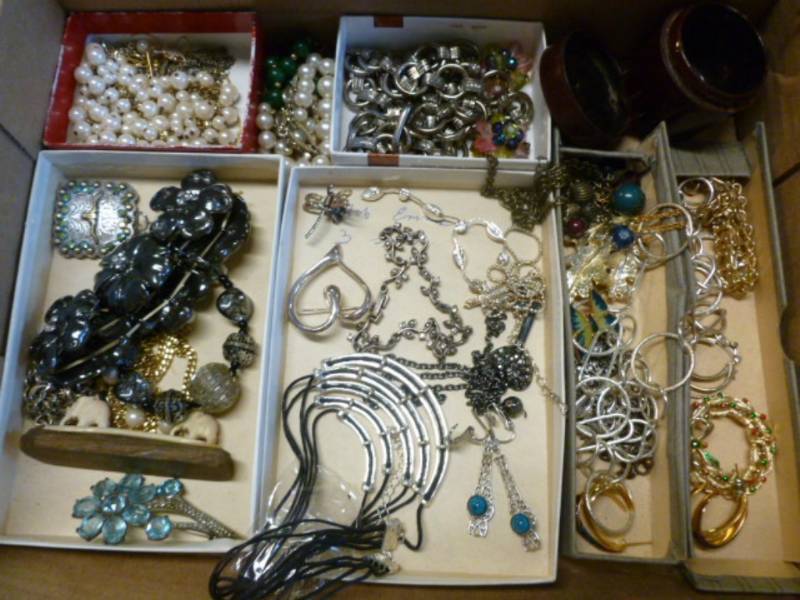 lot 176 image: Jewelry
