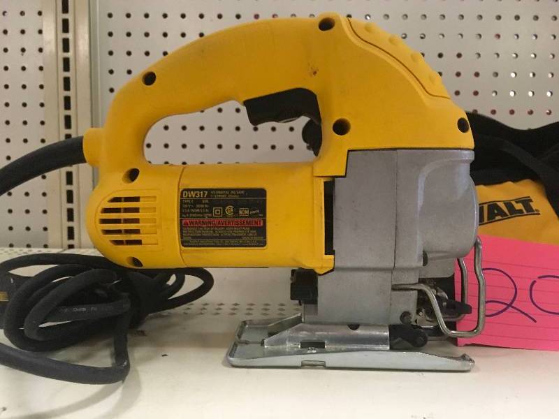 Dewalt 5.5-Amp Corded Jig Saw Kit in working condition