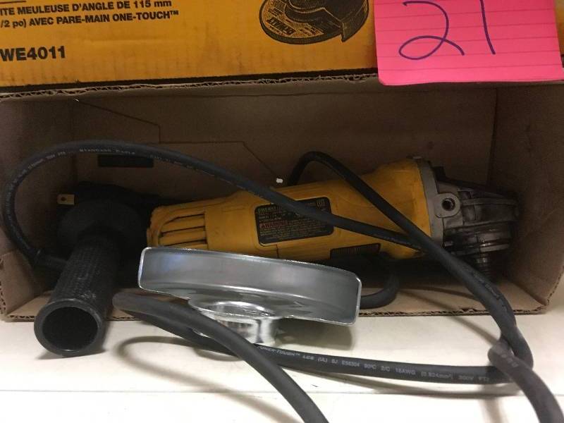 dewalt 7 Amp 4-12 in. Small Angle Grinder with 1-Touch Guard in working condition