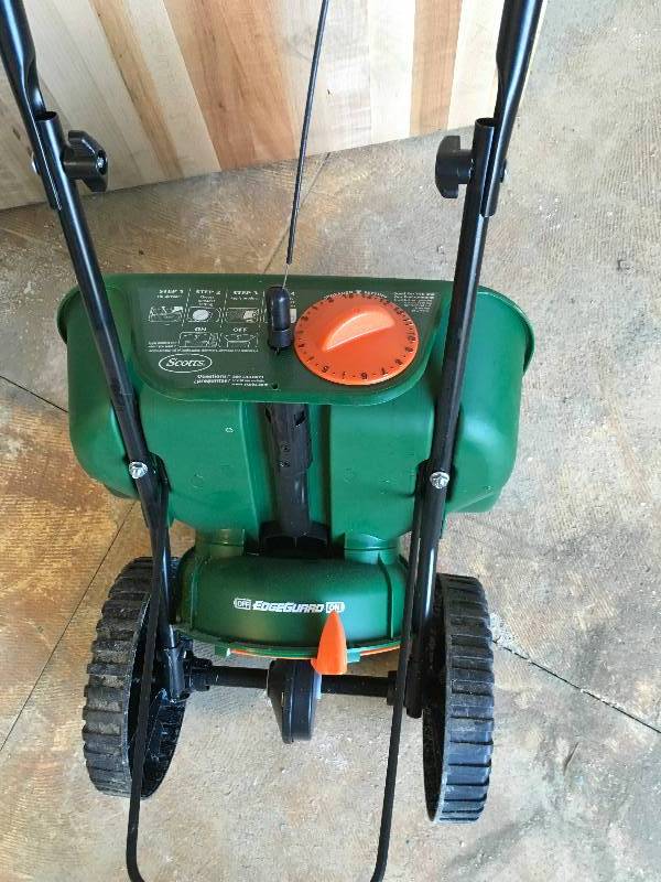 Scotts Turf Builder Broadcast Spreader in working condition