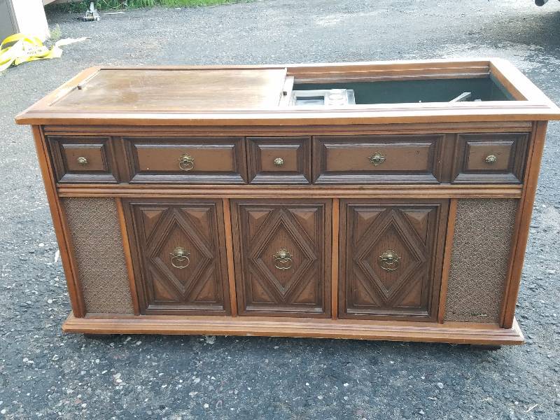 ANTIQUE MAGNAVOX STEREO WITH PINK FLOYD VINYL RECORD