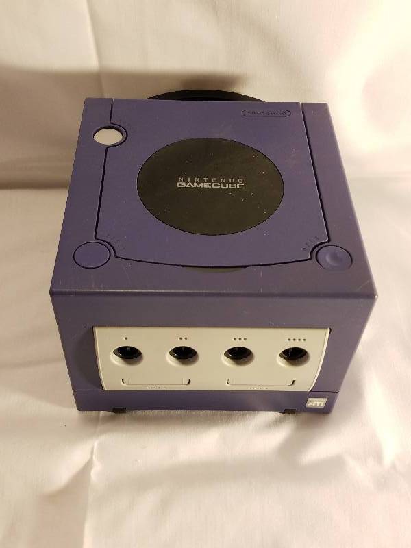 NINTENDO GAMECUBE SYSTEM & CONTROLLERS