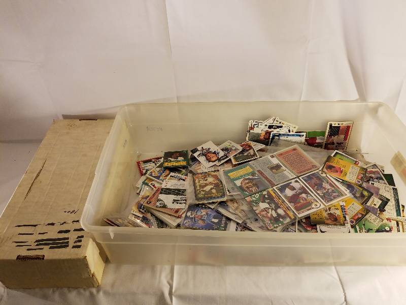 1000S OF FOOTBALL AND BASEBALL CARDS