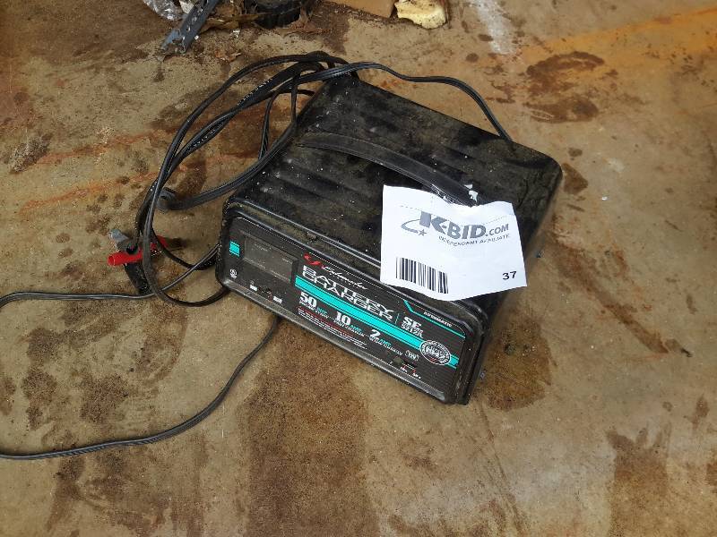 lot 37 image: Schumacher Battery Charger
