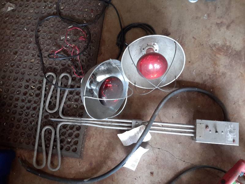 lot 34 image: 2 Heating Lamps, 1 Toastmaster Element