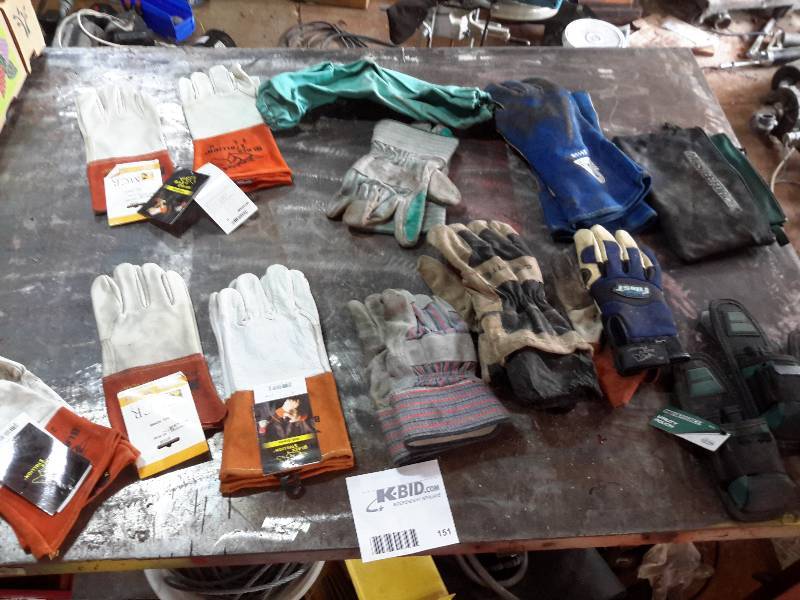 lot 151 image: Lot of Work Gloves and Utlity Pouches